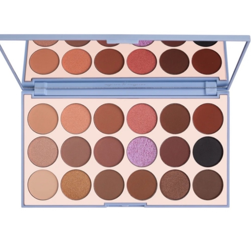 Elegant Eyeshadow Palette with Rich Tones